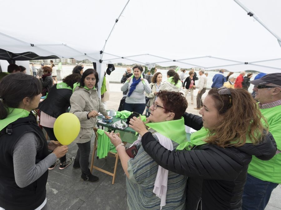 El Paseo de la Concha acoge una cadena solidaria en favor de la lucha contra el Alzheimer. 