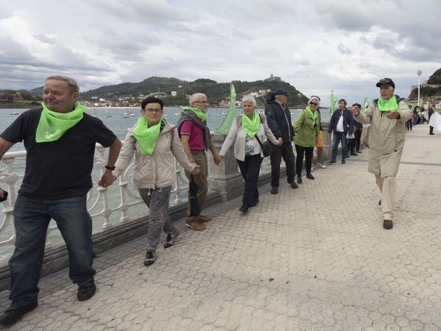 El Paseo de la Concha acoge una cadena solidaria en favor de la lucha contra el Alzheimer. 