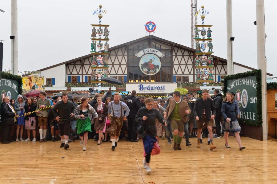 Munich abre las puertas del 'Oktoberfest', el festival de la cerveza que se celebra anualmente en la ciudad alemana. Como en otras ocasiones, el alcalde de la ciudad es el encargado de inaugurar el festival abriendo el primer barril de cerveza del día. Cientos de asistentes muestran su fidelidad al evento y acuden, aunque el tiempo no acompañe, al festival.
