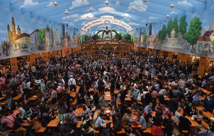 Munich abre las puertas del 'Oktoberfest', el festival de la cerveza que se celebra anualmente en la ciudad alemana. Como en otras ocasiones, el alcalde de la ciudad es el encargado de inaugurar el festival abriendo el primer barril de cerveza del día. Cientos de asistentes muestran su fidelidad al evento y acuden, aunque el tiempo no acompañe, al festival.