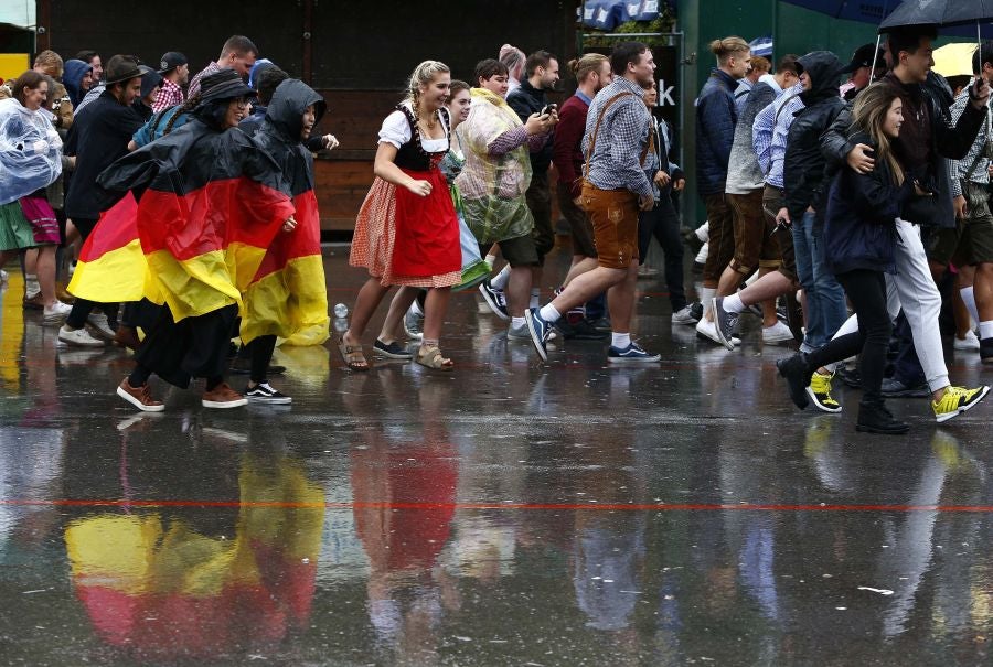 Munich abre las puertas del 'Oktoberfest', el festival de la cerveza que se celebra anualmente en la ciudad alemana. Como en otras ocasiones, el alcalde de la ciudad es el encargado de inaugurar el festival abriendo el primer barril de cerveza del día. Cientos de asistentes muestran su fidelidad al evento y acuden, aunque el tiempo no acompañe, al festival.