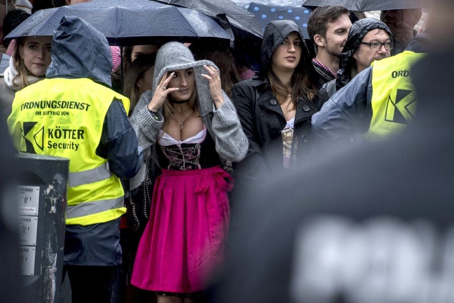 Munich abre las puertas del 'Oktoberfest', el festival de la cerveza que se celebra anualmente en la ciudad alemana. Como en otras ocasiones, el alcalde de la ciudad es el encargado de inaugurar el festival abriendo el primer barril de cerveza del día. Cientos de asistentes muestran su fidelidad al evento y acuden, aunque el tiempo no acompañe, al festival.