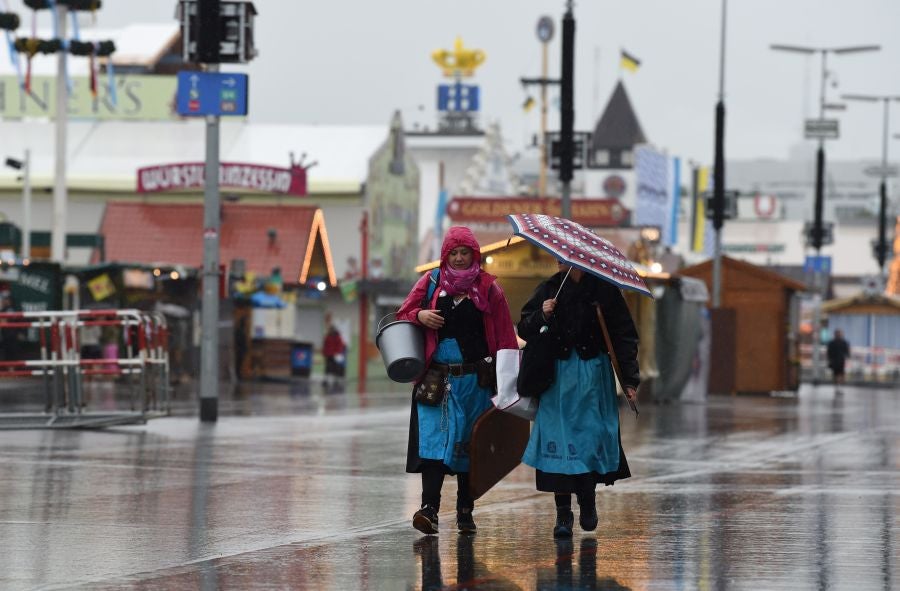 Munich abre las puertas del 'Oktoberfest', el festival de la cerveza que se celebra anualmente en la ciudad alemana. Como en otras ocasiones, el alcalde de la ciudad es el encargado de inaugurar el festival abriendo el primer barril de cerveza del día. Cientos de asistentes muestran su fidelidad al evento y acuden, aunque el tiempo no acompañe, al festival.