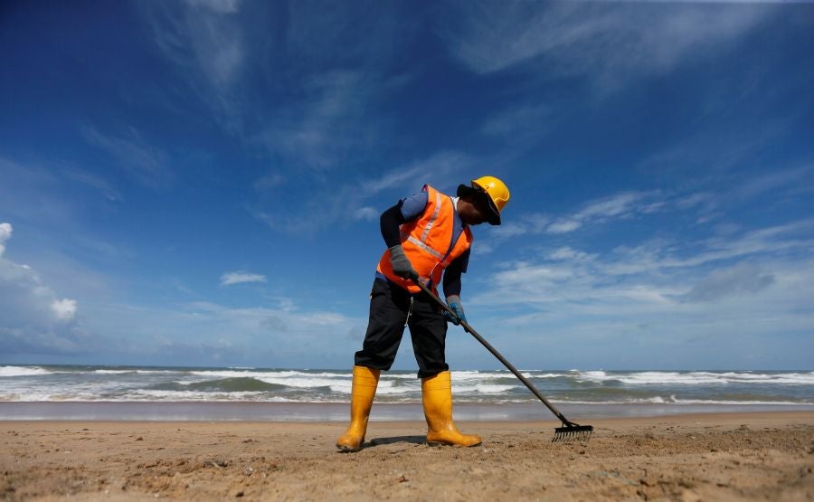 En Manila, Filipinas, se celebra, cada tercer sábado de septiembre, el Día Internacional de la limpieza de las costas. En esta ocasión más de 100 países de todo el mundo se han unido a la celebración y limpian las costas bajo el lema 'El poder unido de las personas puede luchar contra la basura del océano'. 