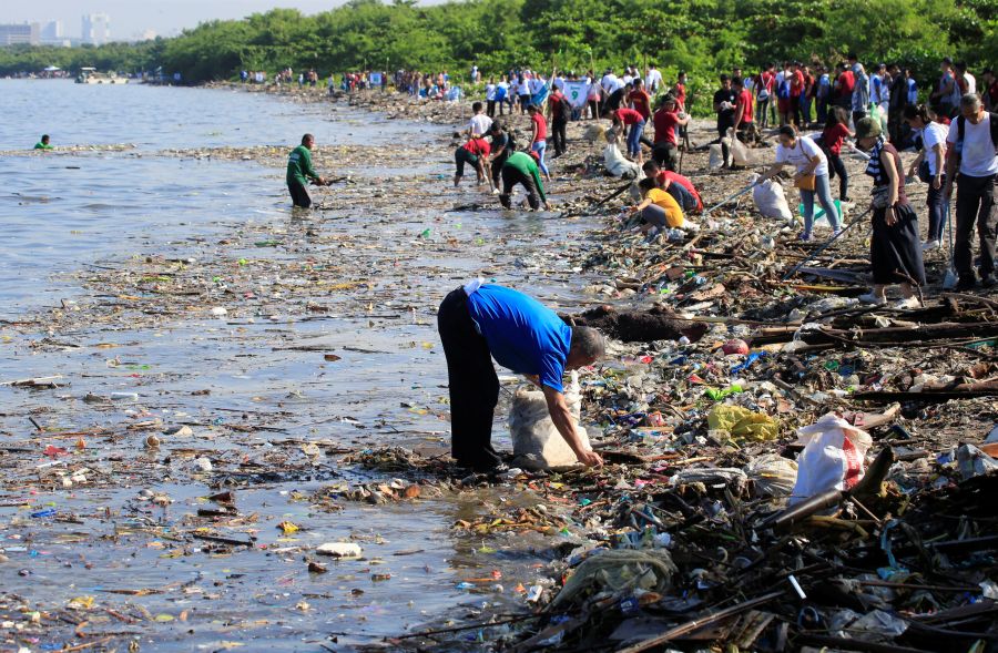 En Manila, Filipinas, se celebra, cada tercer sábado de septiembre, el Día Internacional de la limpieza de las costas. En esta ocasión más de 100 países de todo el mundo se han unido a la celebración y limpian las costas bajo el lema 'El poder unido de las personas puede luchar contra la basura del océano'. 
