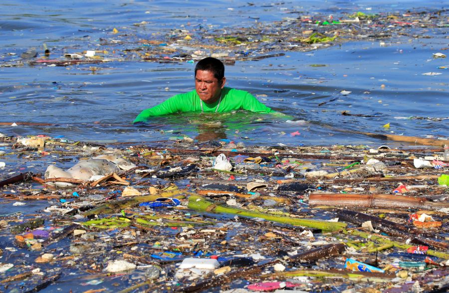 En Manila, Filipinas, se celebra, cada tercer sábado de septiembre, el Día Internacional de la limpieza de las costas. En esta ocasión más de 100 países de todo el mundo se han unido a la celebración y limpian las costas bajo el lema 'El poder unido de las personas puede luchar contra la basura del océano'. 