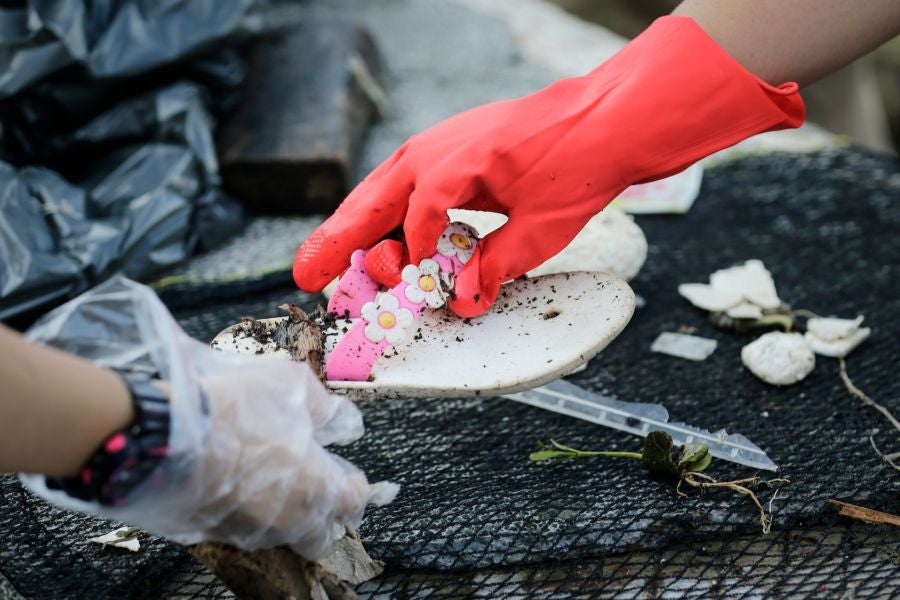 En Manila, Filipinas, se celebra, cada tercer sábado de septiembre, el Día Internacional de la limpieza de las costas. En esta ocasión más de 100 países de todo el mundo se han unido a la celebración y limpian las costas bajo el lema 'El poder unido de las personas puede luchar contra la basura del océano'. 