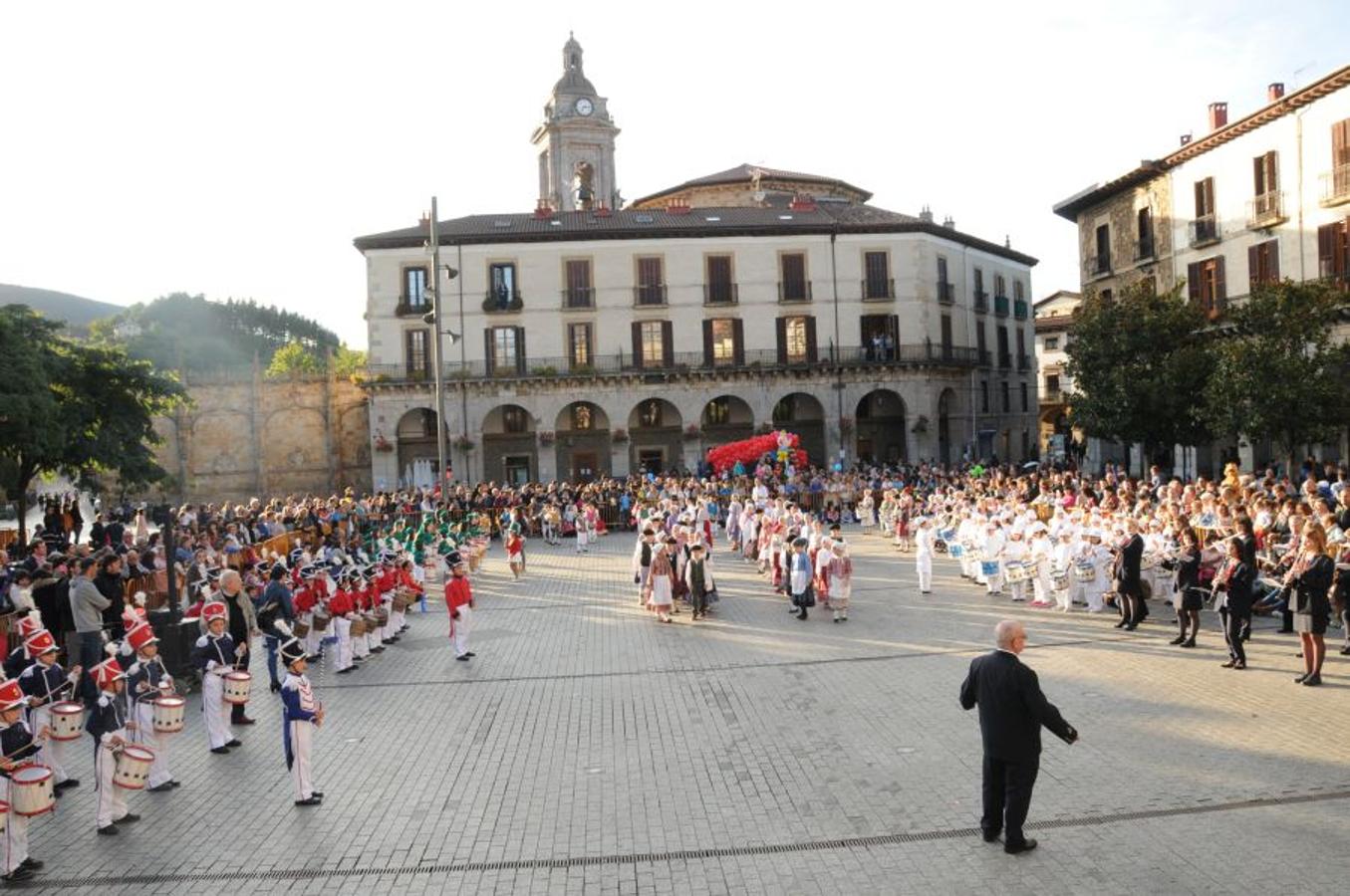 Preocupaba la inestabilidad meteorológica, pero al final la lluvia no aguó ayer la tamborrada infantil y 230 niños y niñas desfilaron su ilusión por las calles.