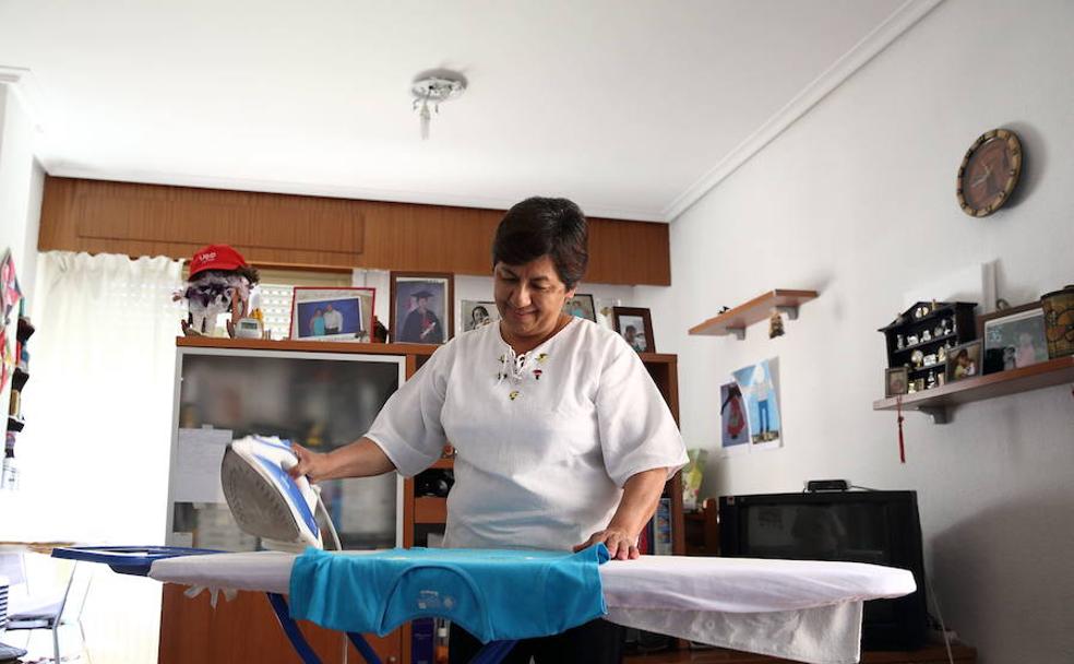 Una empleada de hogar durante su jornada laboral.