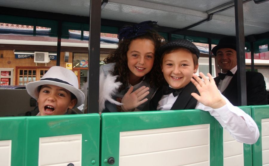 Lezo se ha despedido de las fiestas locales, los Santacruces, con un desfile de Iñudes y artzainas desde Lopene hasta el centro de la localidad. 