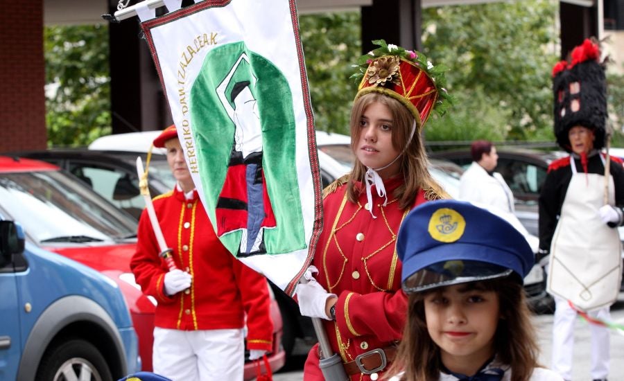 Lezo se ha despedido de las fiestas locales, los Santacruces, con un desfile de Iñudes y artzainas desde Lopene hasta el centro de la localidad. 