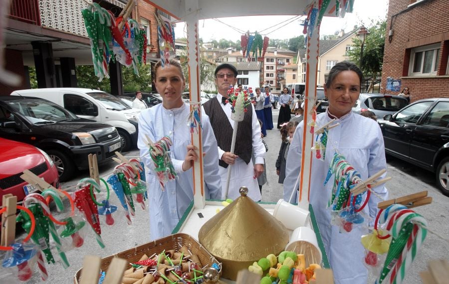 Lezo se ha despedido de las fiestas locales, los Santacruces, con un desfile de Iñudes y artzainas desde Lopene hasta el centro de la localidad. 