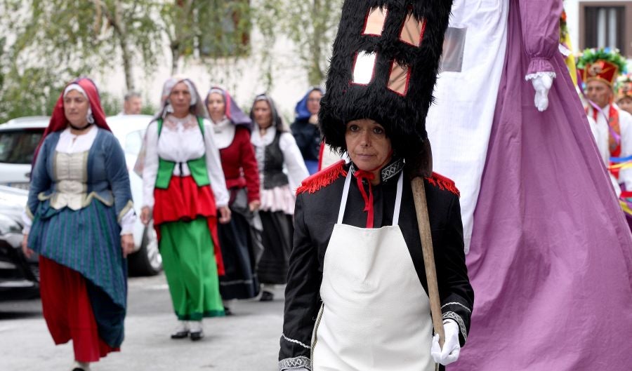 Lezo se ha despedido de las fiestas locales, los Santacruces, con un desfile de Iñudes y artzainas desde Lopene hasta el centro de la localidad. 