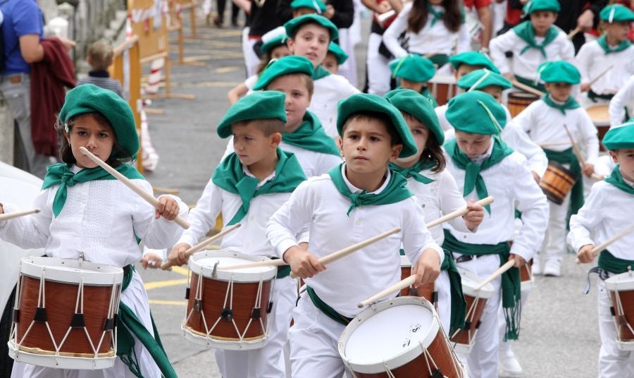 Lezo se ha despedido de las fiestas locales, los Santacruces, con un desfile de Iñudes y artzainas desde Lopene hasta el centro de la localidad. 