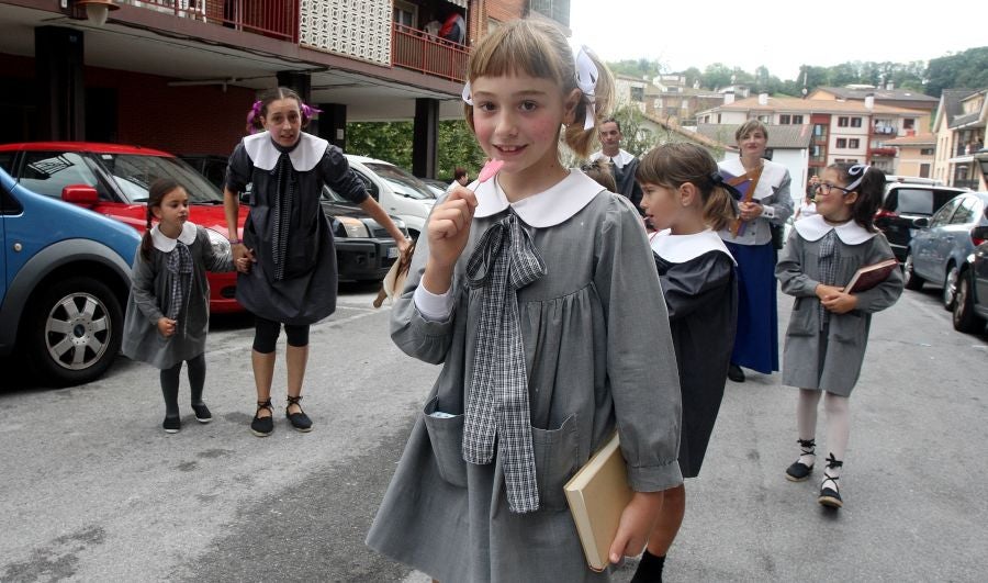 Lezo se ha despedido de las fiestas locales, los Santacruces, con un desfile de Iñudes y artzainas desde Lopene hasta el centro de la localidad. 