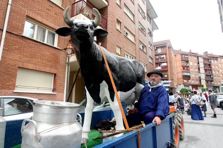 Lezo se ha despedido de las fiestas locales, los Santacruces, con un desfile de Iñudes y artzainas desde Lopene hasta el centro de la localidad. 