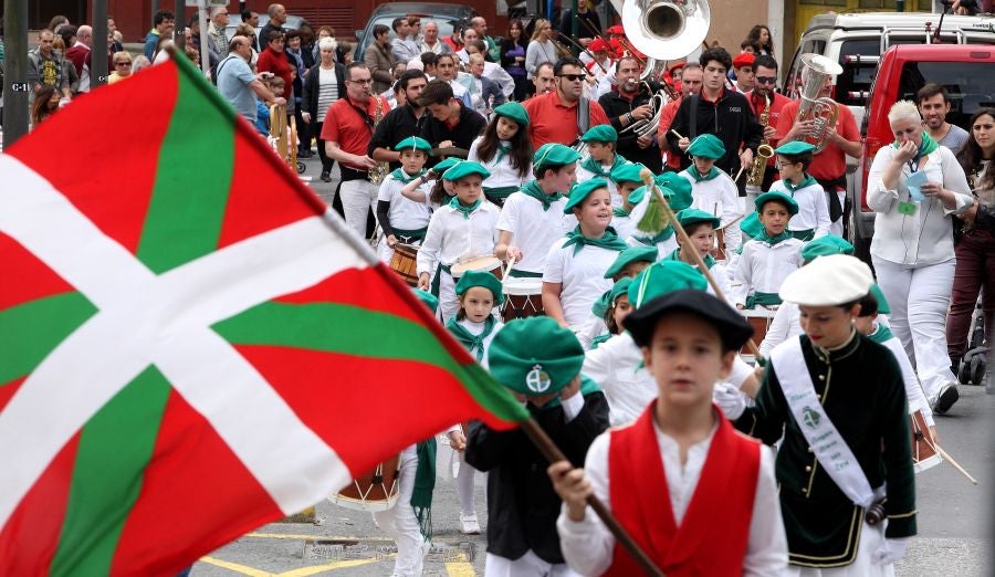 Lezo se ha despedido de las fiestas locales, los Santacruces, con un desfile de Iñudes y artzainas desde Lopene hasta el centro de la localidad. 