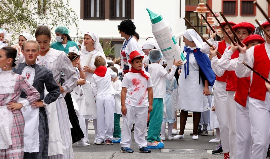 Lezo se ha despedido de las fiestas locales, los Santacruces, con un desfile de Iñudes y artzainas desde Lopene hasta el centro de la localidad. 