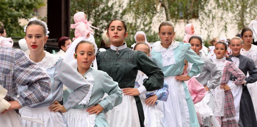 Lezo se ha despedido de las fiestas locales, los Santacruces, con un desfile de Iñudes y artzainas desde Lopene hasta el centro de la localidad. 