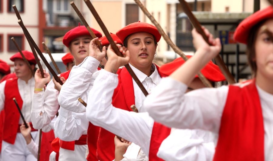 Lezo se ha despedido de las fiestas locales, los Santacruces, con un desfile de Iñudes y artzainas desde Lopene hasta el centro de la localidad. 