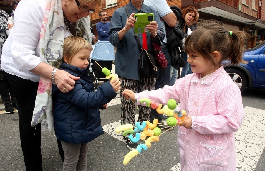Lezo se ha despedido de las fiestas locales, los Santacruces, con un desfile de Iñudes y artzainas desde Lopene hasta el centro de la localidad. 