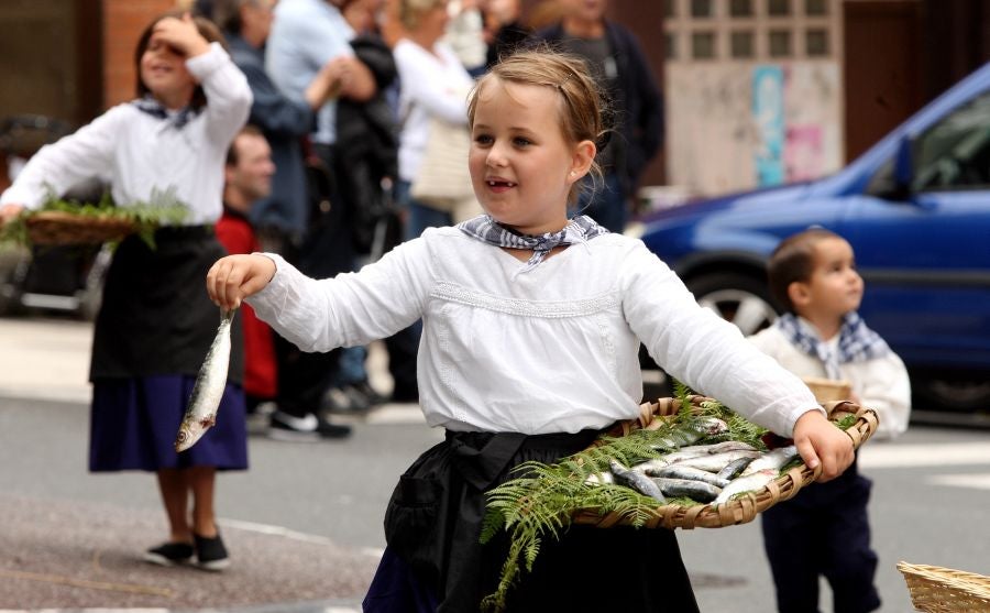 Lezo se ha despedido de las fiestas locales, los Santacruces, con un desfile de Iñudes y artzainas desde Lopene hasta el centro de la localidad. 