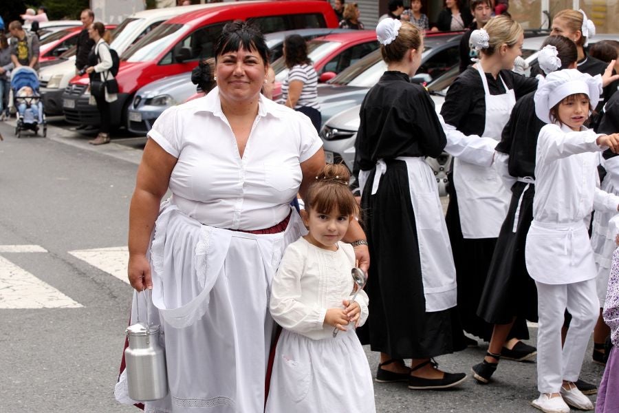Lezo se ha despedido de las fiestas locales, los Santacruces, con un desfile de Iñudes y artzainas desde Lopene hasta el centro de la localidad. 