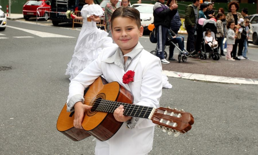 Lezo se ha despedido de las fiestas locales, los Santacruces, con un desfile de Iñudes y artzainas desde Lopene hasta el centro de la localidad. 