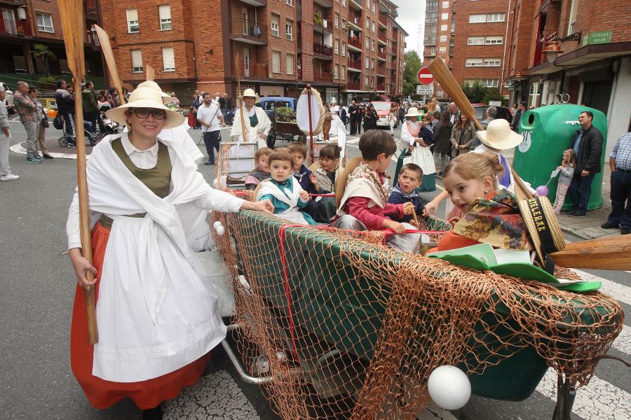 Lezo se ha despedido de las fiestas locales, los Santacruces, con un desfile de Iñudes y artzainas desde Lopene hasta el centro de la localidad. 