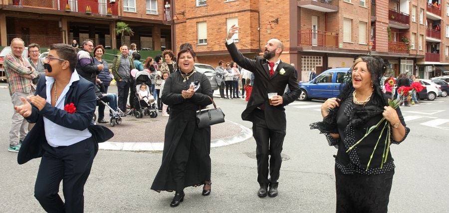 Lezo se ha despedido de las fiestas locales, los Santacruces, con un desfile de Iñudes y artzainas desde Lopene hasta el centro de la localidad. 