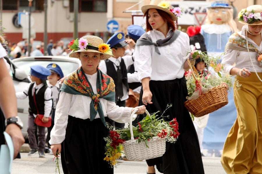 Lezo se ha despedido de las fiestas locales, los Santacruces, con un desfile de Iñudes y artzainas desde Lopene hasta el centro de la localidad. 