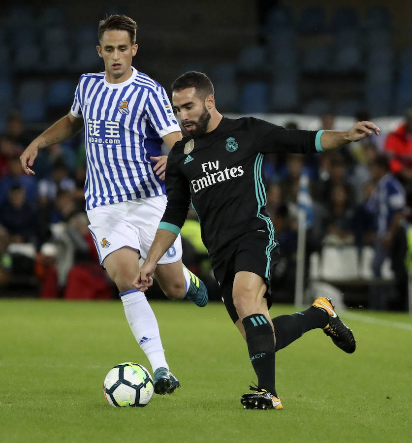 Duelo de emoción en Anoeta durante el partido entre la Real Sociedad y el Real Madrid