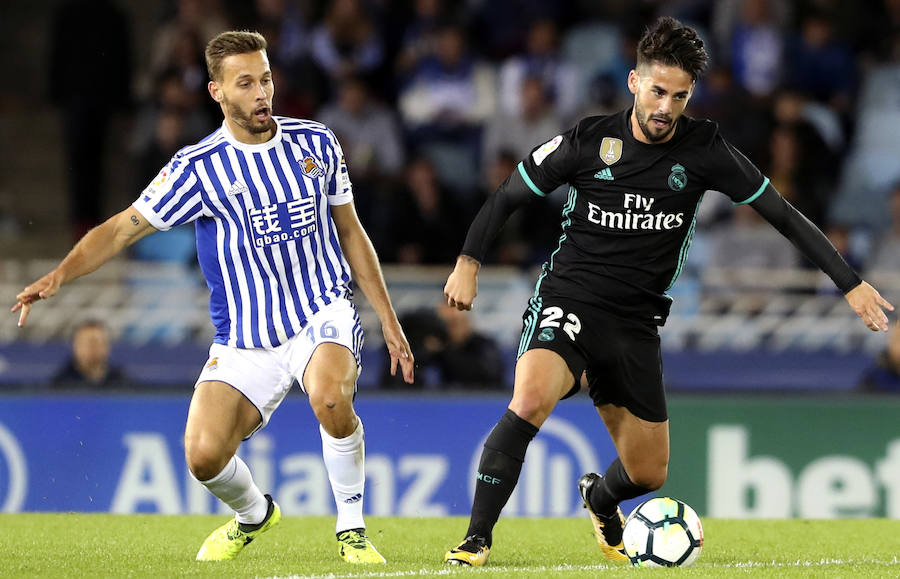 Duelo de emoción en Anoeta durante el partido entre la Real Sociedad y el Real Madrid