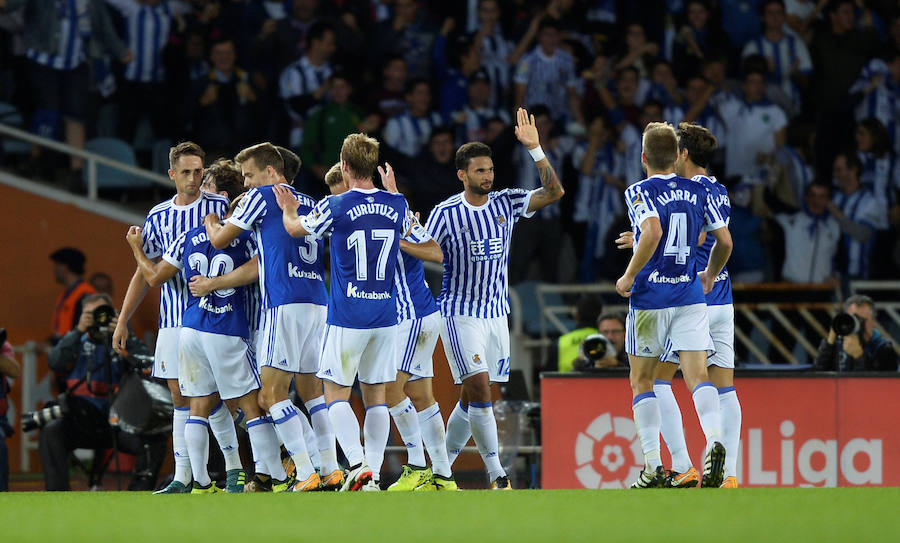 Duelo de emoción en Anoeta durante el partido entre la Real Sociedad y el Real Madrid