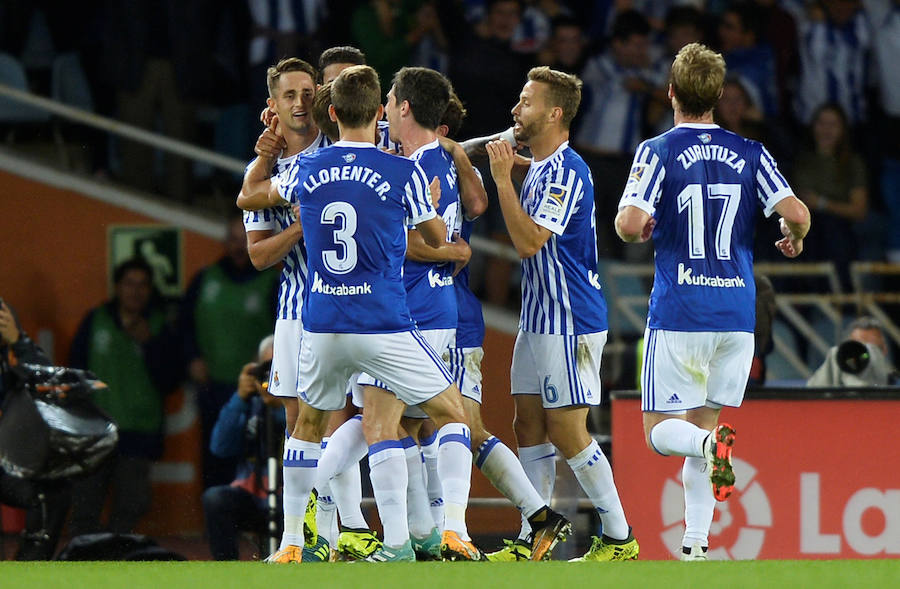 Duelo de emoción en Anoeta durante el partido entre la Real Sociedad y el Real Madrid