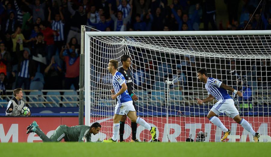 Duelo de emoción en Anoeta durante el partido entre la Real Sociedad y el Real Madrid