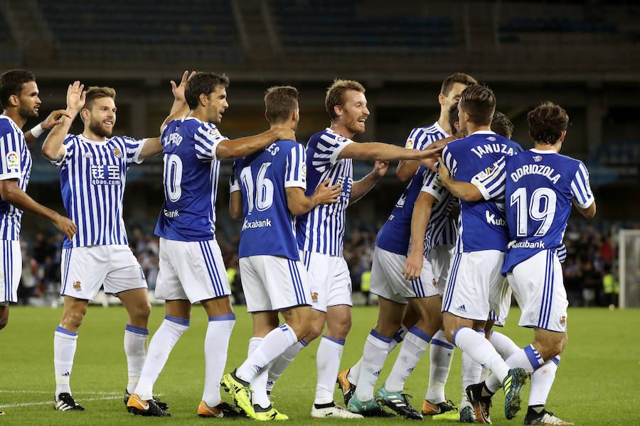 Duelo de emoción en Anoeta durante el partido entre la Real Sociedad y el Real Madrid