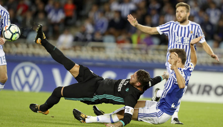 Duelo de emoción en Anoeta durante el partido entre la Real Sociedad y el Real Madrid