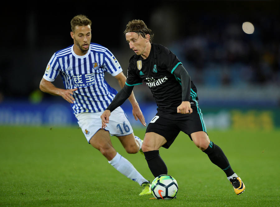 Duelo de emoción en Anoeta durante el partido entre la Real Sociedad y el Real Madrid
