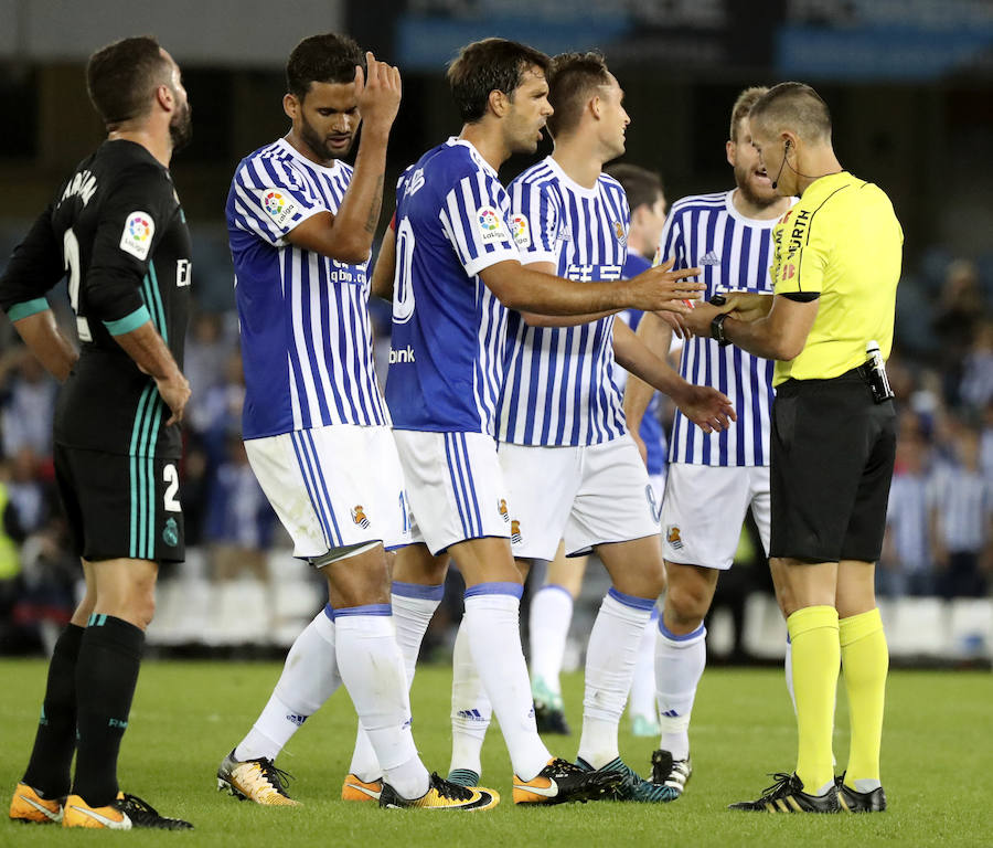 Duelo de emoción en Anoeta durante el partido entre la Real Sociedad y el Real Madrid