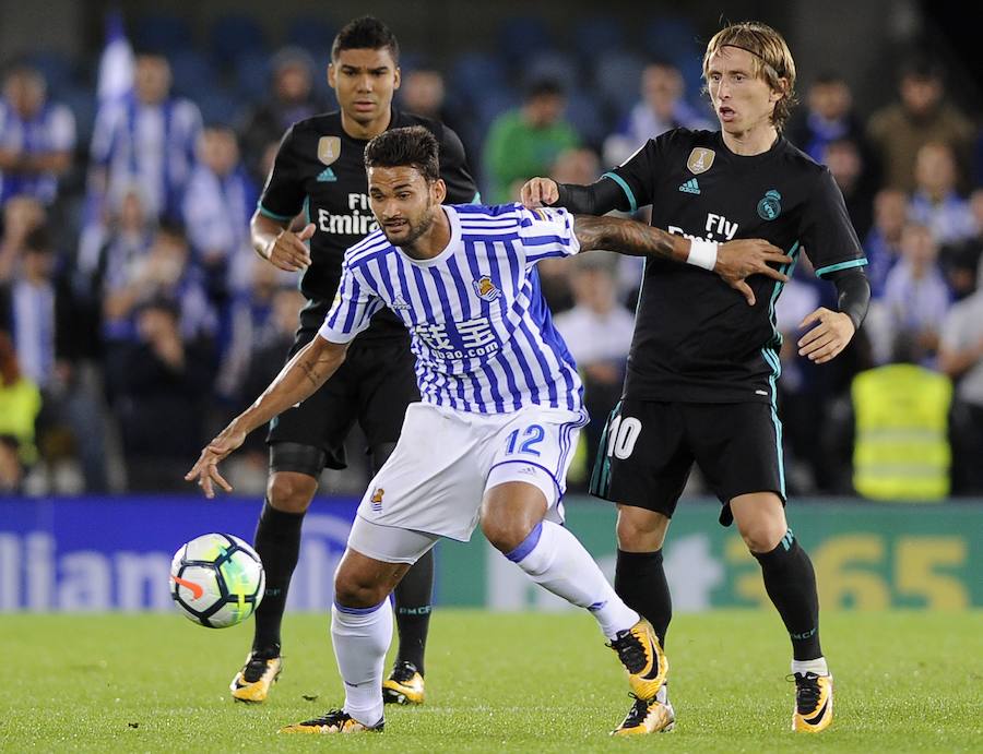Duelo de emoción en Anoeta durante el partido entre la Real Sociedad y el Real Madrid