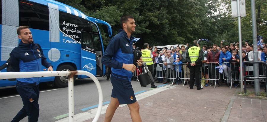 La Real está dispuesta a conseguir que Anoeta se convierta en una caldera en plena ebullición desde horas antes del inicio de cada encuentro. Desde primera hora de la mañana los más pequeños han disfrutado de torneos infantiles, de talleres y de música en directo en los aldeaños de Anoeta. Todo para que los aficionados pasen una noche inolvidable. Más tarde, aficionados de todas las edades han esperado a los jugadores a las puertas del estadio.