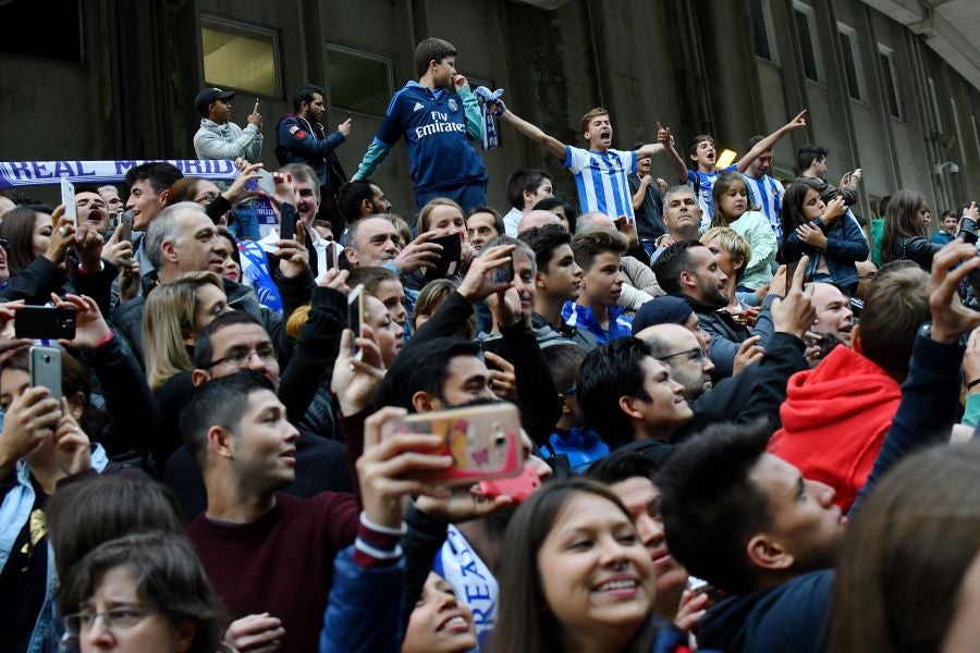 La Real está dispuesta a conseguir que Anoeta se convierta en una caldera en plena ebullición desde horas antes del inicio de cada encuentro. Desde primera hora de la mañana los más pequeños han disfrutado de torneos infantiles, de talleres y de música en directo en los aldeaños de Anoeta. Todo para que los aficionados pasen una noche inolvidable. Más tarde, aficionados de todas las edades han esperado a los jugadores a las puertas del estadio.