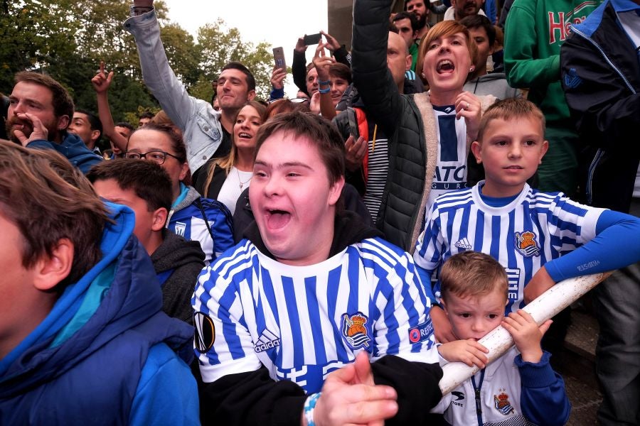 La Real está dispuesta a conseguir que Anoeta se convierta en una caldera en plena ebullición desde horas antes del inicio de cada encuentro. Desde primera hora de la mañana los más pequeños han disfrutado de torneos infantiles, de talleres y de música en directo en los aldeaños de Anoeta. Todo para que los aficionados pasen una noche inolvidable. Más tarde, aficionados de todas las edades han esperado a los jugadores a las puertas del estadio.