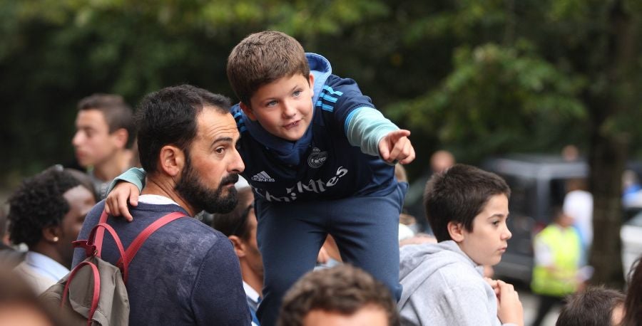 La Real está dispuesta a conseguir que Anoeta se convierta en una caldera en plena ebullición desde horas antes del inicio de cada encuentro. Desde primera hora de la mañana los más pequeños han disfrutado de torneos infantiles, de talleres y de música en directo en los aldeaños de Anoeta. Todo para que los aficionados pasen una noche inolvidable. Más tarde, aficionados de todas las edades han esperado a los jugadores a las puertas del estadio.