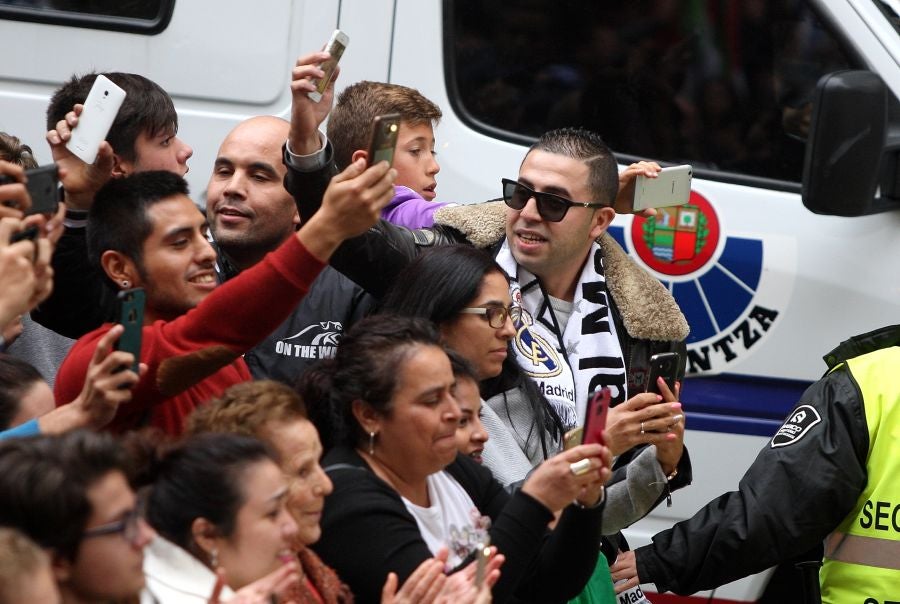 La Real está dispuesta a conseguir que Anoeta se convierta en una caldera en plena ebullición desde horas antes del inicio de cada encuentro. Desde primera hora de la mañana los más pequeños han disfrutado de torneos infantiles, de talleres y de música en directo en los aldeaños de Anoeta. Todo para que los aficionados pasen una noche inolvidable. Más tarde, aficionados de todas las edades han esperado a los jugadores a las puertas del estadio.