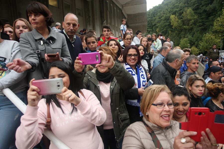 La Real está dispuesta a conseguir que Anoeta se convierta en una caldera en plena ebullición desde horas antes del inicio de cada encuentro. Desde primera hora de la mañana los más pequeños han disfrutado de torneos infantiles, de talleres y de música en directo en los aldeaños de Anoeta. Todo para que los aficionados pasen una noche inolvidable. Más tarde, aficionados de todas las edades han esperado a los jugadores a las puertas del estadio.