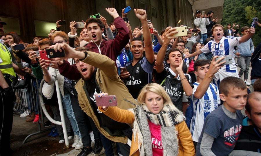 La Real está dispuesta a conseguir que Anoeta se convierta en una caldera en plena ebullición desde horas antes del inicio de cada encuentro. Desde primera hora de la mañana los más pequeños han disfrutado de torneos infantiles, de talleres y de música en directo en los aldeaños de Anoeta. Todo para que los aficionados pasen una noche inolvidable. Más tarde, aficionados de todas las edades han esperado a los jugadores a las puertas del estadio.