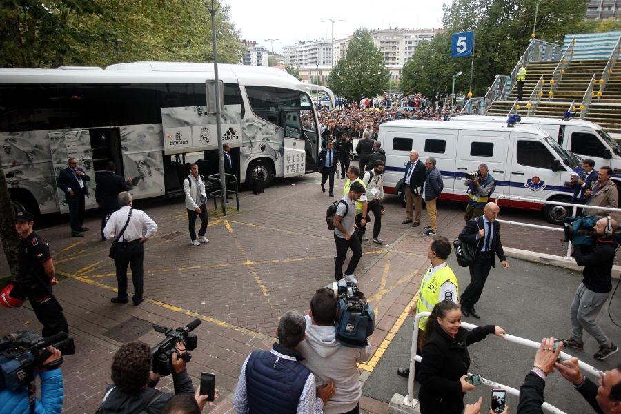 La Real está dispuesta a conseguir que Anoeta se convierta en una caldera en plena ebullición desde horas antes del inicio de cada encuentro. Desde primera hora de la mañana los más pequeños han disfrutado de torneos infantiles, de talleres y de música en directo en los aldeaños de Anoeta. Todo para que los aficionados pasen una noche inolvidable. Más tarde, aficionados de todas las edades han esperado a los jugadores a las puertas del estadio.