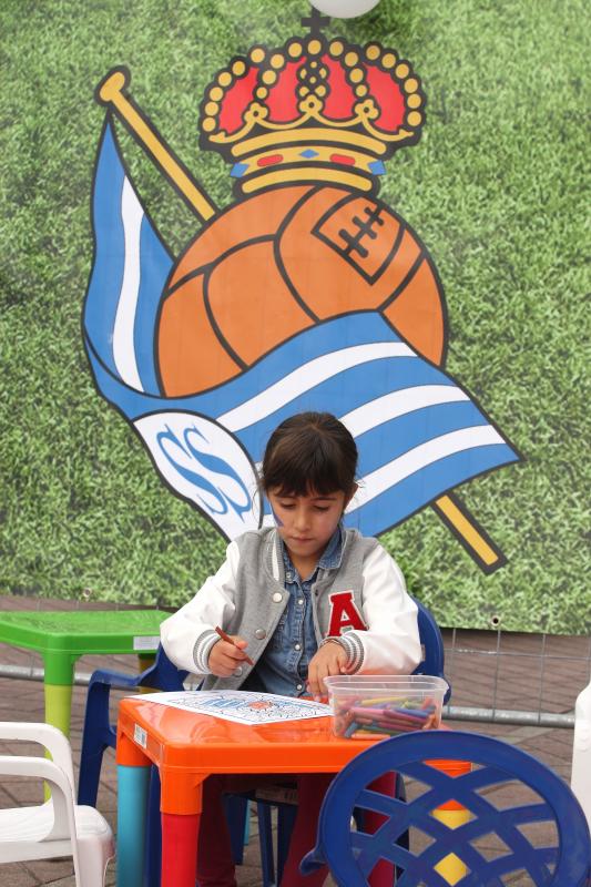 La Real está dispuesta a conseguir que Anoeta se convierta en una caldera en plena ebullición desde horas antes del inicio de cada encuentro. Desde primera hora de la mañana los más pequeños han disfrutado de torneos infantiles, de talleres y de música en directo en los aldeaños de Anoeta. Todo para que los aficionados pasen una noche inolvidable. 